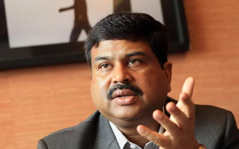 El ministro de Educación, Dharmendra Pradhan, durante un acto público previo a su renuncia tras las protestas juveniles en India.