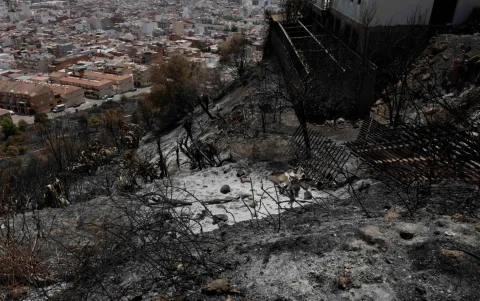 Vista general de la zona quemada en La Vall d'Uixó (Castellón) durante la quinta jornada de lucha contra el fuego,