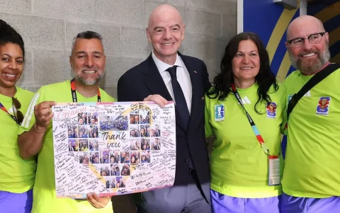 Gianni Infantino, presidente de la FIFA, posa junto a voluntarios del Mundial de la FIFA 2026.