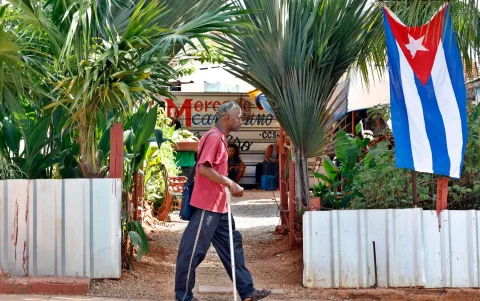Una persona camina por una calle este martes 28 de julio de 2026, en la Habana (Cuba).