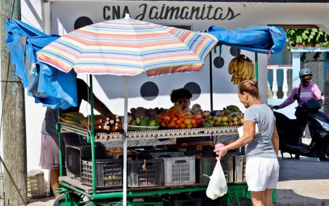 Personas compran alimentos este martes en una calle en La Habana (Cuba).