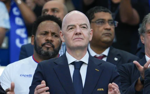 Imagen en la que puede verse al presidente de la FIFA, Gianni Infantino, durante un partido del Mundial de Estados Unidos, México y Canadá.