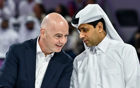 El presidente de la FIFA Gianni Infantino (IZ) y el presidente de los Clubes Europeos de Fútbol (EFC), el catarí Nasser Al-Khelaifi.