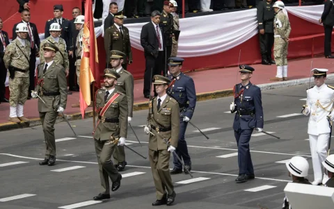 Integrantes de la delegación invitada de España desfilan durante el tradicional desfile cívico-militar con motivo de los 205 años de la independencia de Perú.