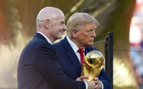 Imagen en la que puede verse al presidente de la FIFA, Gianni Infantino (i), y al presidente de Estados Unidos, Donald Trump (c), con el trofeo del Mundial de la FIFA 2026.