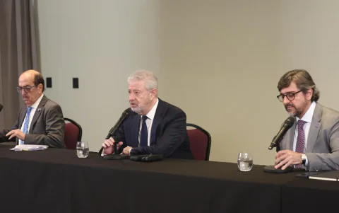 Los abogados de la expresidenta de Argentina Cristina Fernández, Alberto Beraldi (c), Rafael Valim (d) y Javier Borrego asisten a una rueda de prensa.