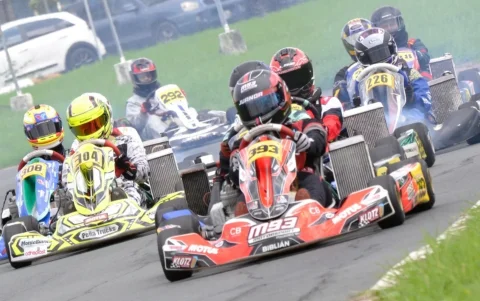 Pilotos compiten durante una jornada del Torneo Provincial de Karting en el Kartódromo Internacional de Guayaquil.
