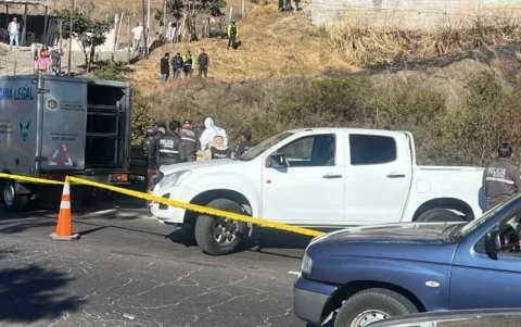 Policía Nacional acordonó la avenida Simón Bolívar tras el hallazgo del cuerpo. La investigación busca identificar a la víctima y esclarecer el crimen.