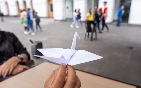 El taller de origami Figuras de papel se realiza los viernes de 15:00 a 17:00.