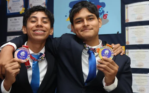 Sebastián Yépez (izquierda) y Leonel Vargas ganaron medallas de bronce y oro, respectivamente, en la competencia World Mathematics Invitational (WMI).