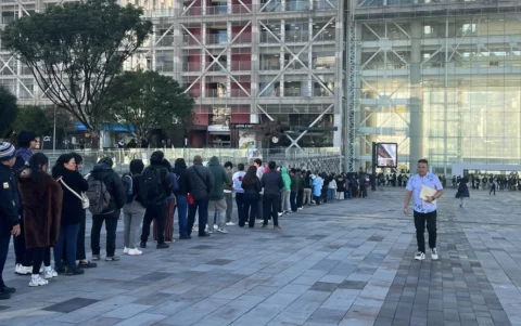 La ciudadanía denunció en redes sociales sobre las largas filas para emitir licencias en Quito.