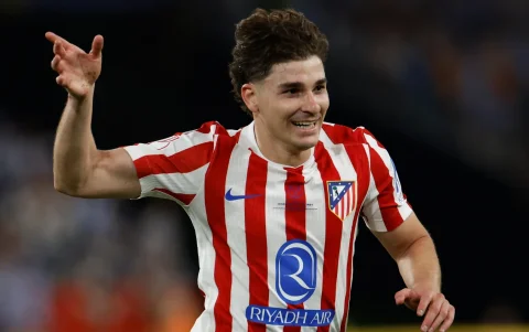Imagen en la que puede verse al delantero del Atlético de Madrid, Julián Alvarez, durante la final de la Copa del Rey.