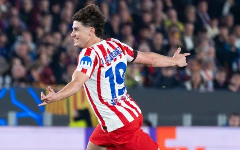 Julián Álvarez disputa una acción de juego durante un partido con el Atlético de Madrid.