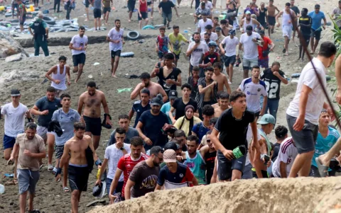 Miles de migrantes acceden al territorio español desde Marruecos a Ceuta, enclave español en el norte de África, 30 de julio de 2026.