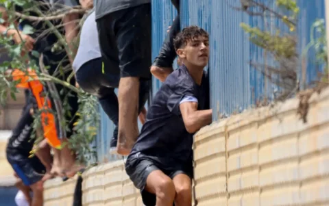 Cientos de jóvenes saltaron las vallas de protección, que no estaban custodiadas en ese momento por policías, y accedieron a Ceuta.