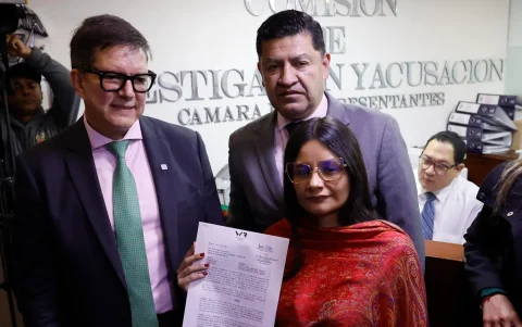 Angie Rodríguez, sostiene un documento tras presentar una denuncia ante la Comisión de Acusación de la Cámara de Representantes contra el presidente Gustavo Petro.