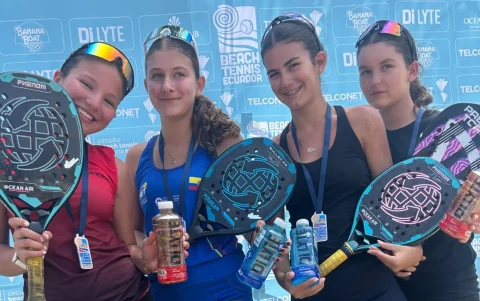Finalistas del Torneo Nacional de Beach Tennis durante la segunda edición del certamen, disputada en Salinas, provincia de Santa Elena.