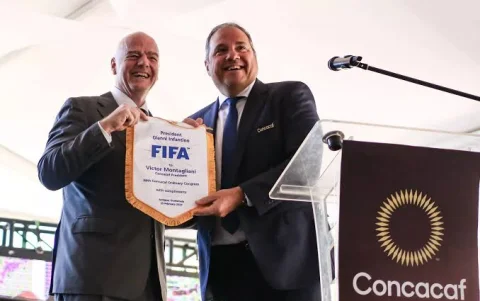 El presidente de FIFA, Gianni Infantino, junto al titular de la Concacaf, Víctor Montagliani.