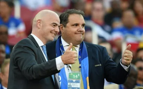 Infantino (i) posa junto al presidente de la Concacaf Victor Montagliani.