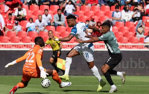 Michael Estrada (c) en la definición de uno de sus goles en la victoria 6-1 de Liga de Quito sobre Leones, por la Copa Ecuador.