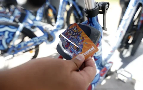 Los usuarios pueden liberar la bicicleta directamente con la tarjeta Ciudad.