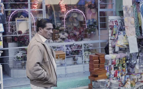 El Rezador' es un thriller ecuatoriano que narra la historia de un precario estafador que manipula a la familia de una 'niña milagrosa'.