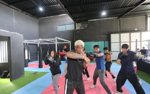 El boxeador nacional Jhordy Mina (c) también dedica su tiempo a entrenar a jóvenes talentos.