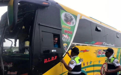 Referencial.Agentes de tránsito inspeccionan un bus en un control de la ANT.
