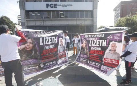 Los familiares y amigos de Lizeth Bunshi hicieron un plantón en la Fiscalía para pedir que se mantenga la búsqueda de la joven.