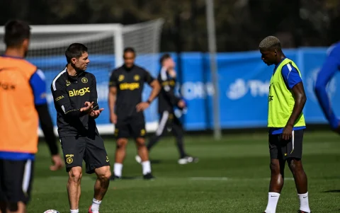 Moisés Caicedo (d) junto al entrenador Xabi Alonso, en la práctica de Chelsea.