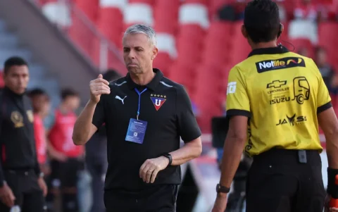 Gustavo Álvarez dirige a Liga de Quito durante el partido frente a Leones FC por la Copa Ecuador.