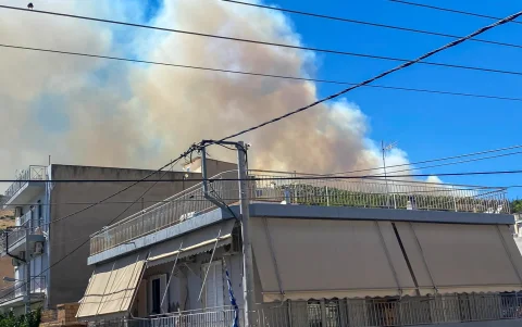 Imagen del fuego declarado este viernes en el monte Poikilovisto desde el barrio ateniense de Ayia Varvara.