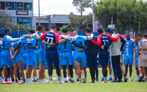 Plantilla oficial de Sociedad Deportivo Quito durante una presentación del club.