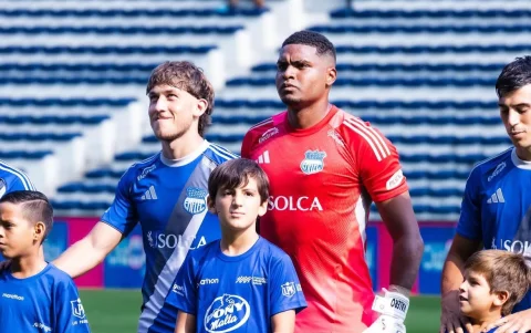 Mario Valero (d) ha jugado 2 partidos de titular como Emelec en la LigaPro 2026.