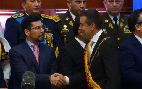 Daniel Noboa saluda al fiscal Alarcón, en el Informe a la Nación del 2026.