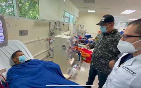 Los ministros realizaron recorridos por varios hospitales.