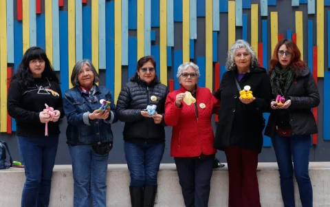 Mujeres pertenecientes a la organización de apoyo para víctimas de adopciones forzadas y tráfico de niños en Chile 'Hijos y Madres del Silencio'.