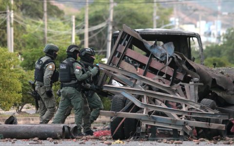 Policías inspeccionan el lugar donde ocurrió un atentado terrorista este sábado, en Cúcuta.