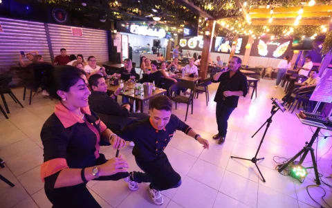 Música en vivo. En algunos sitios se implementa música en vivo y diversas dinámicas para amenizar los restaurantes o discotecas.