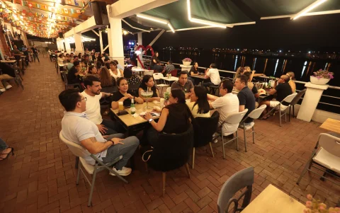 Ambiente. Al pie del río también las personas pueden disfrutar de buena gastronomía y música.