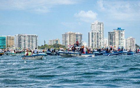 El recorrido de cientos de lanchas se cumplió desde el puerto de Santa Rosa hasta el balneario de Salinas, en la provincia de Santa Elena