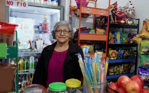 Judith Delgado atiende en la tienda Aquisito Nomás, en la calle Junín, en San Marcos, centro de Quito. Le encargan hasta las llaves.
