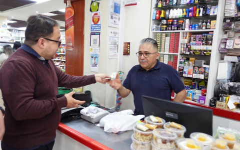 Luis Moreta tiene su tienda express La Frutería, en la República del Salvador, norte de Quito. Empezó hace 28 años vendía frutas en un camión, en la Portugal.