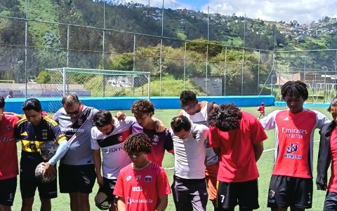 Tras finalizar la práctica, Walter Iza (centro atrás) ora junto a sus compañeros del club Señor Montúfar.