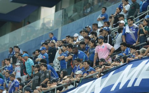 La hinchada de Emelec y su molestía al perder en el Capwell.