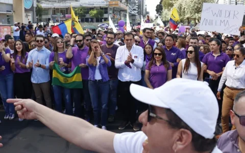 Harold Burbano participa en la marcha organizada por Acción Democrática Nacional (ADN) hacia la sede del CNE en Quito, durante la inscripción de las candidaturas para las elecciones seccionales.