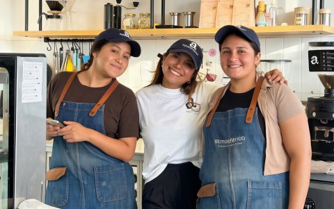Mónica junto a quienes la acompañan en la operación de la cafetería.