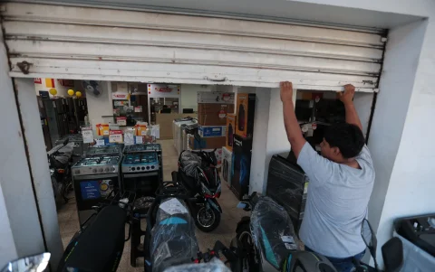 Temor. Por seguridad, el empleado de este local cerró sus puertas antes de las 18:00. Estas medidas provocan menos ingresos.