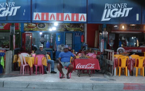 Comercios. Los locales también sufren la caída del turismo y la atención nocturna. Las personas prefieren volver a casa temprano.