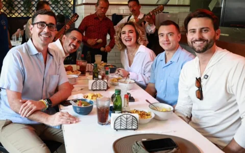 El presidente Daniel Noboa con los precandidatos de ADN, Andrés Guschmer, Francisco Cevallos, Cynthia Viteri y Niels Olsen.